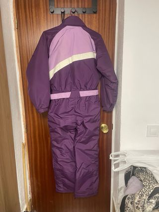 Mono de esquí morado. 12 años