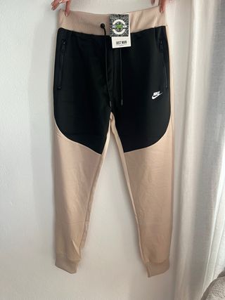 Chaqueta Nike Tech Negra y Camel