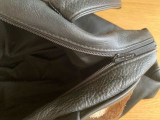 Bolso de cuero negro y cebra 