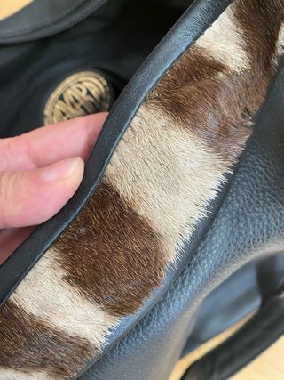 Bolso de cuero negro y cebra 