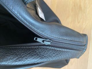 Bolso de cuero negro y cebra 