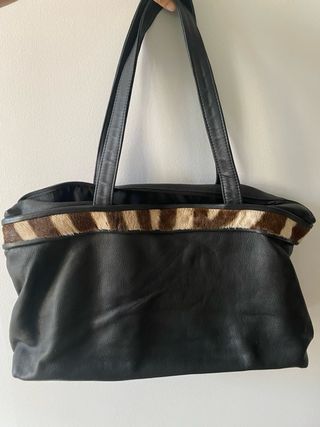 Bolso de cuero negro y cebra 