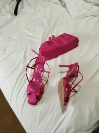 Sandalias tacón y bolso fucsia a juego