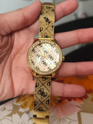 Reloj Guess Mujer dorado.