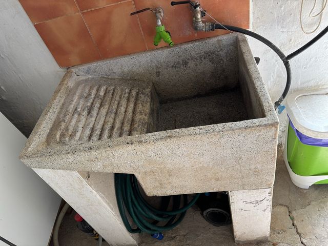 Pilón de piedra antiguo