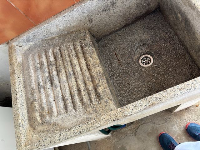 Pilón de piedra antiguo