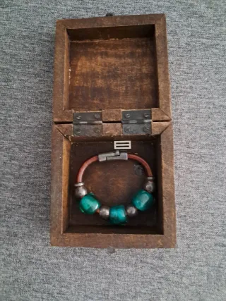 Pulsera cuero, piedras y plata 