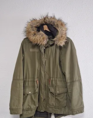 Parka verde militar Bershka con capucha
