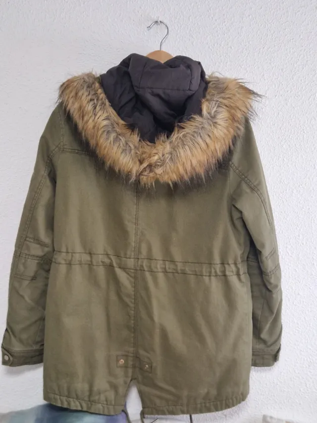 Parka verde militar Bershka con capucha