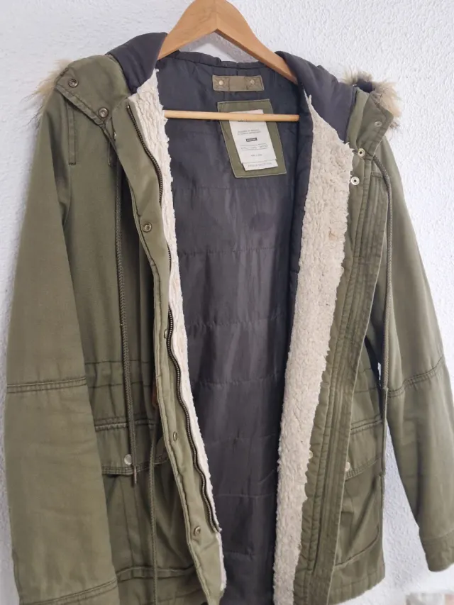 Parka verde militar Bershka con capucha