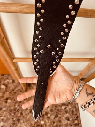 Cinturón ancho negro tachas plateadas