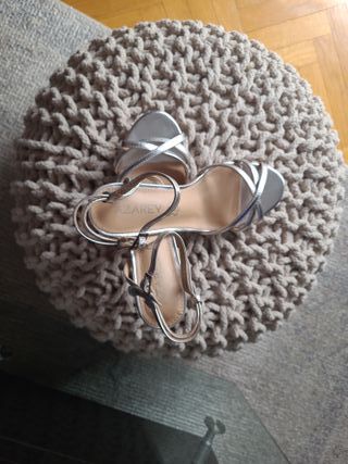 Sandalias plateadas piel tacón de 7 cm.