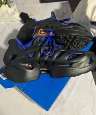 Zapatillas Adidas yeezy 
Negras y Azules Talla 38.