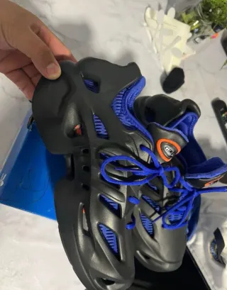 Zapatillas Adidas yeezy 
Negras y Azules Talla 38.