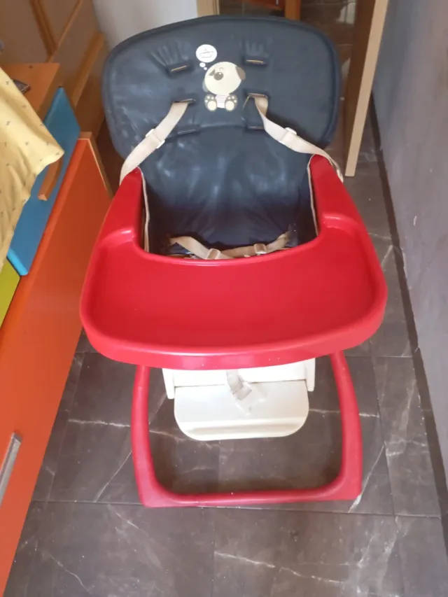 Silla de bebé roja y negra