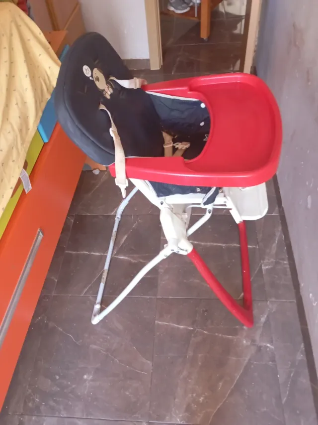 Silla de bebé roja y negra