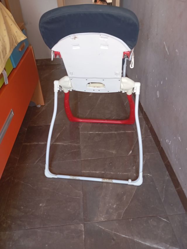 Silla de bebé roja y negra