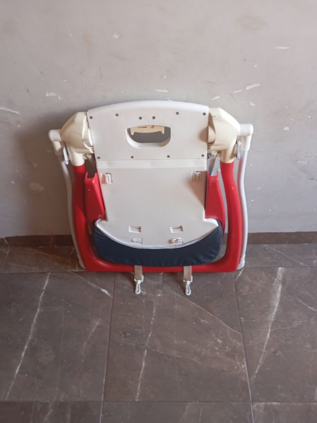 Silla de bebé roja y negra