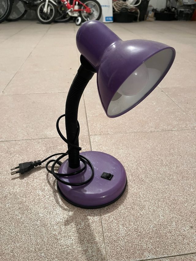 Lámpara de mesa morada