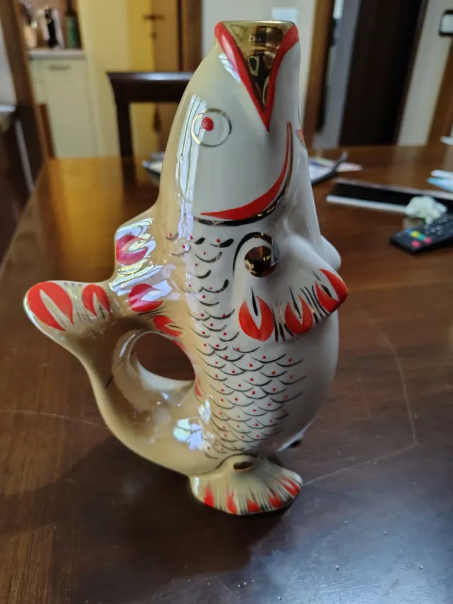 Servizio in ceramica a forma di pesce