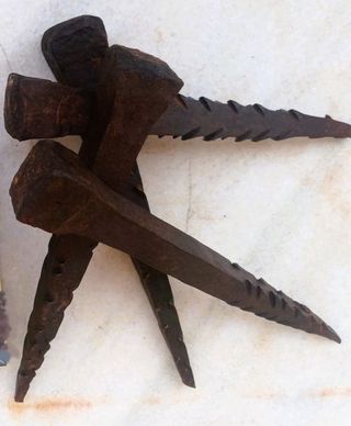 2 Clavos antiguos forjados a mano