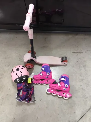 Patines 4 ruedas niña con protecciónes y patinete.