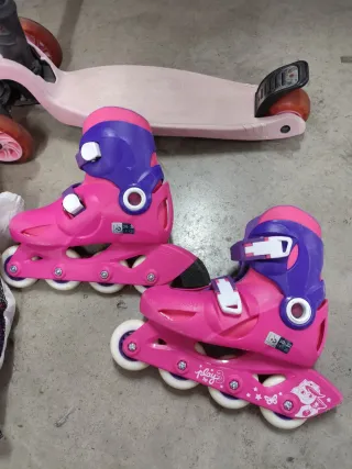 Patines 4 ruedas niña con protecciónes y patinete.