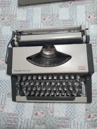 Máquina de escribir AEG Olympia Traveller de Luxe