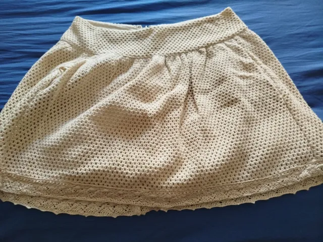 Falda beige de crochet