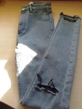 Vaqueros pitillo grises rotos chica