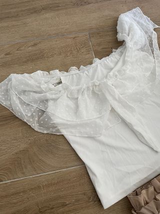 Camiseta volantes beige y blanca