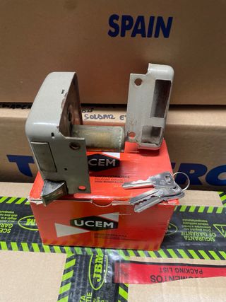 Cerradura UCEM con llaves y escudo