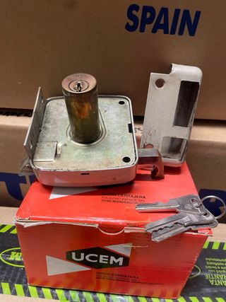 Cerradura UCEM con llaves y escudo