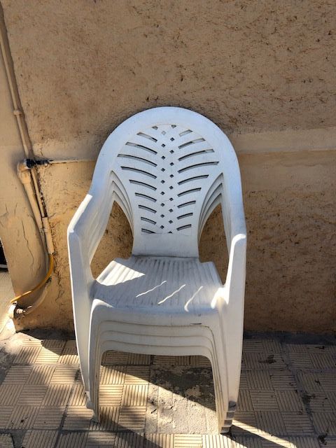 Sillas de jardín blancas de plástico