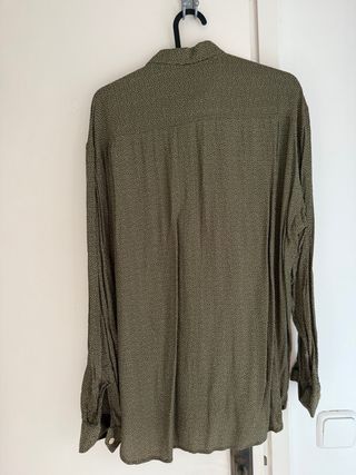 Camisa vintage verde con puntos blancos