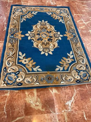 Alfombra grande azul y marrón con diseño floral 