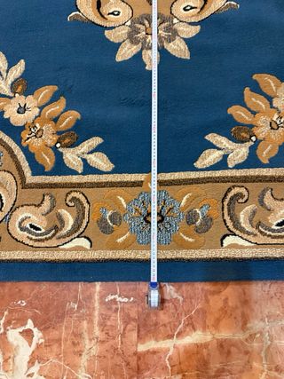 Alfombra grande azul y marrón con diseño floral 