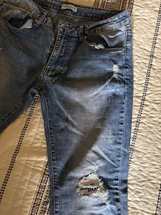 Pantalones vaqueros desgastados con parche