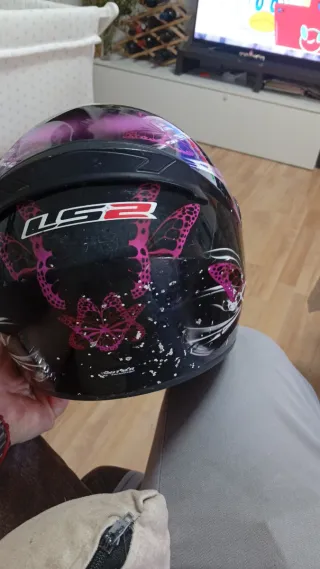 Casco de moto LS2 con diseño de mariposas