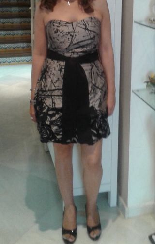 Vestido fiesta beige y negro.