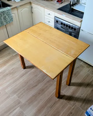 Mesa de madera robusta con cajón