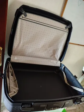 Maleta de viaje gris y negra