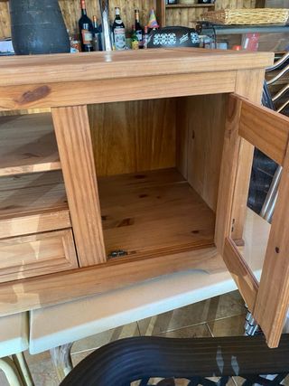 Mueble de madera con puerta de cristal