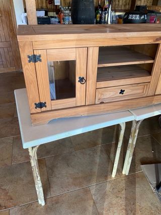Mueble de madera con puerta de cristal