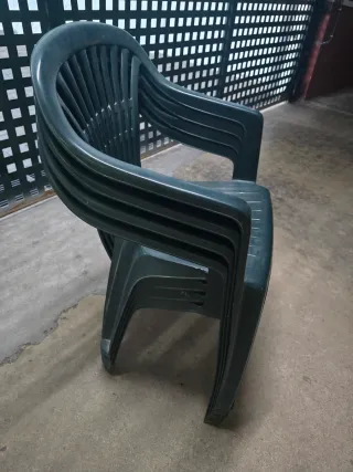 Conjunto mesa + 4 sillas de plástico.