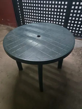 Conjunto mesa + 4 sillas de plástico.