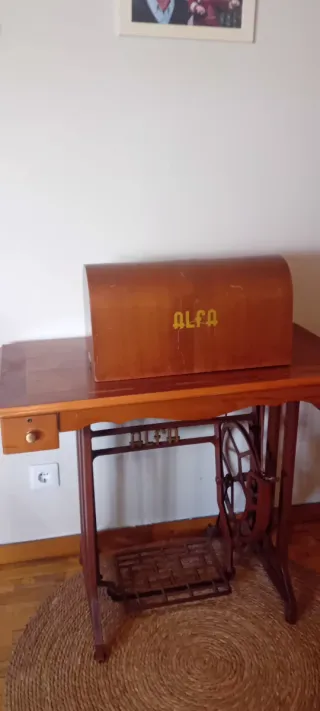Máquina de coser antigua con mueble