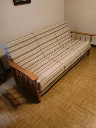 Sofá cama de tela y madera