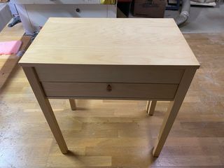 Mesa de madera de arce barnizada