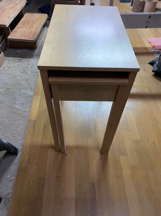 Mesa de madera de arce barnizada